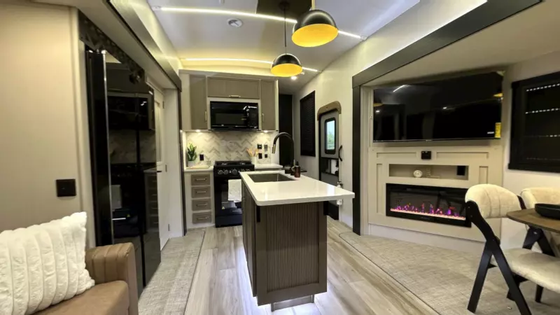 Heritage Glen Fifth Wheels Main Room